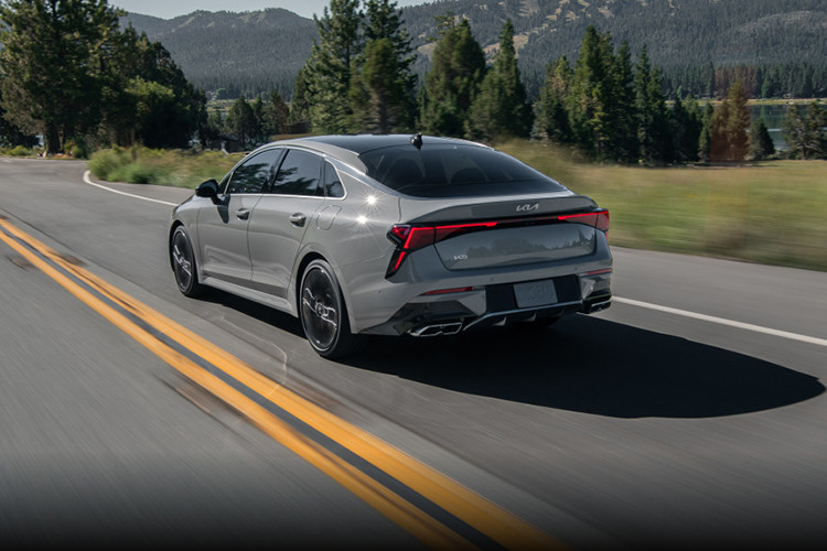 Động cơ mới trên mẫu xe sedan cỡ D Kia K5 2025 có thể tùy chọn kết hợp với hệ dẫn động 4 bánh khi mẫu sedan được trang bị gói GT-line. Xe được trang bị hộp số tự động 8 cấp và hệ dẫn động cầu trước tiêu chuẩn.