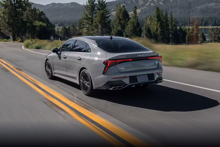 Động cơ mới trên mẫu xe sedan cỡ D Kia K5 2025 có thể tùy chọn kết hợp với hệ dẫn động 4 bánh khi mẫu sedan được trang bị gói GT-line. Xe được trang bị hộp số tự động 8 cấp và hệ dẫn động cầu trước tiêu chuẩn.