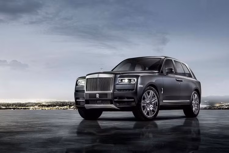 Vừa được ra mắt vào ngày 10/5/2018 vừa qua, mẫu xe siêu sang Rolls-Royce Cullinan mới đã nhanh chóng thu hút được sự quan tâm của nhiều khách hàng. Chỉ vài ngày sau đó, Rolls-Royce Motorcars Hanoi - đại diện phân phối chính hãng Rolls-Royce tại Việt Nam - cũng đã đưa ra giá bán chính thức của dòng SUV siêu sang này.