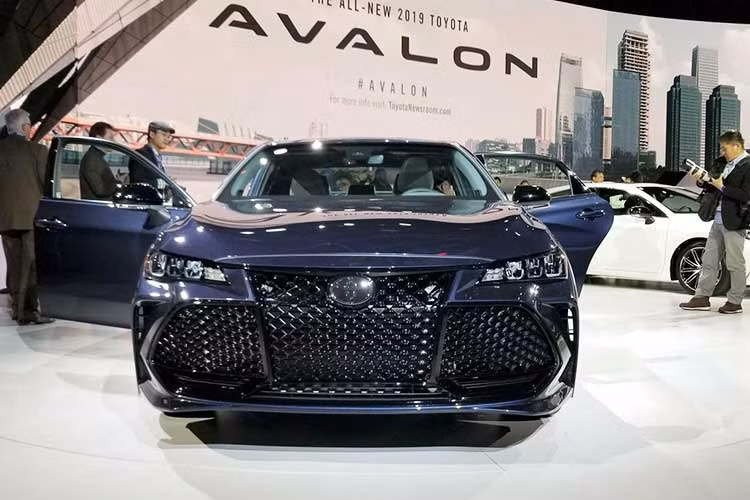 Cụ thể hơn, chiếc xe có chiều dài 4.978mm, rộng 1.849mm, cao 1.435mm và trục cơ sở dài 2.870mm. Tổng thể thiết kế của Toyota Avalon 2019 mới cũng được thay đổi rất nhiều với phía trước là đèn pha dạng LED và đèn LED định vị ban ngày dạng mảnh tương tự một số mẫu xe Lexus. Lưới tản niệt phía trước được thay đổi tùy theo phiên bản.