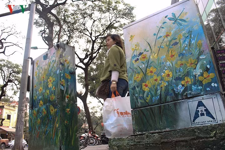 Sau khi các bốt điện được "khoác áo mới", đoạn phố Phan Chu Trinh - Lý Thường Kiệt trở nên sáng đẹp hơn.