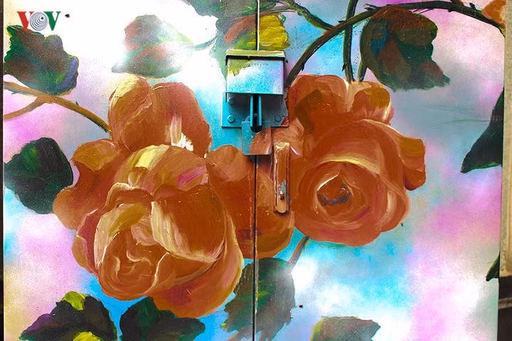 Những chi tiết nhỏ trên bốt điện như ổ khóa, tay mở đều được vẽ cẩn thận. Các nét vẽ được thực hiện tỉ mỉ, màu sắc sinh động.