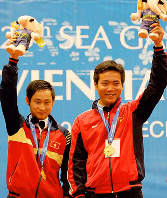 Đỗ Hoàng Quân (phải) và Lương Chí Dũng với chiếc HCV lịch sử ở nội dung billiards pool 9 bi tại SEA Games 25 - 2009.