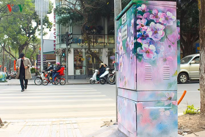 Những bốt điện trước kia thường bị vẽ bậy, nhiều tờ rơi quảng cáo, rao vặt, giờ đây được vẽ lên những bức tranh thiên nhiên đầy sinh động.