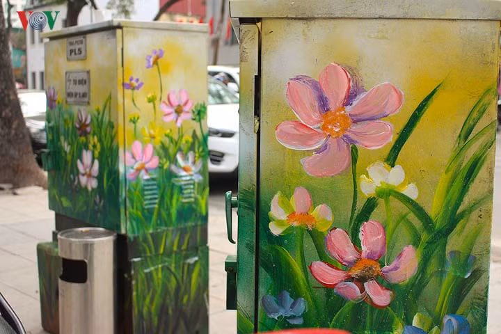 Theo chia sẻ của nhóm, những bức tranh được vẽ trên bốt điện nhằm hạn chế rao vặt, quảng cáo,góp phần thay đổi mỹ quan đường phố.