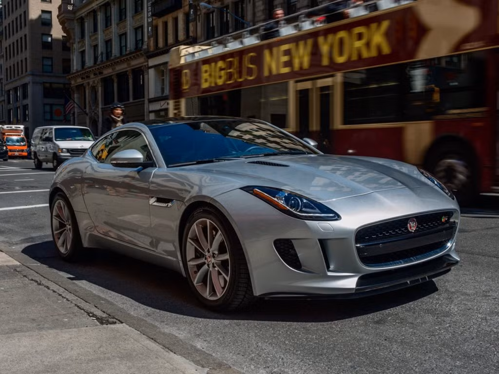 Về phần Jaguar, hãng sẽ trình làng phiên bản động cơ bốn xi-lanh mới của chiếc F-Type Sport trong NYAS 2017. Ảnh: Hollis Johnson.
