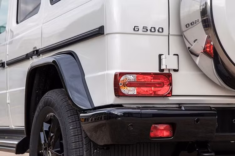 Mercedes-Benz cung cấp gói thể thao cho G-Class Edition 35 với ốp bánh xe AMG, ống xã thể thao cho G500. Ngoài ra còn có thêm gói độ crôm bao gồm lưới tản nhiệt và nhiều chi tiết trong nội thất.