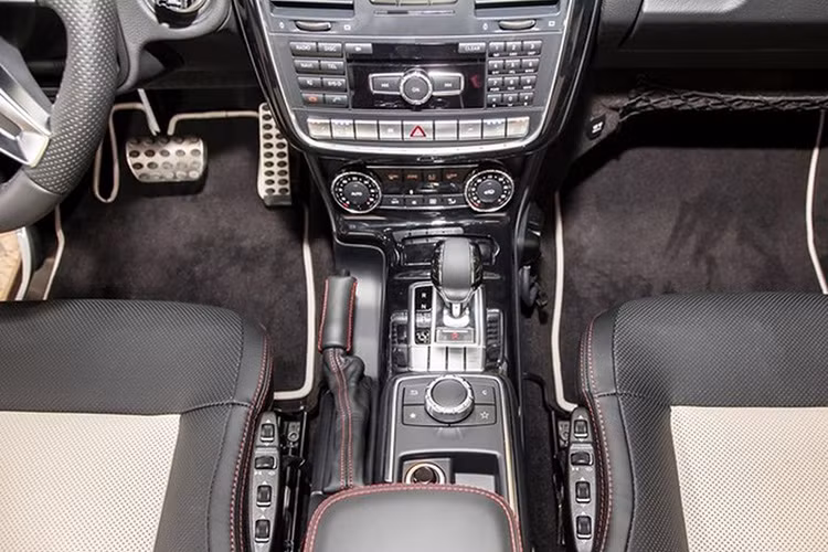 Cùng với đó, ấn tượng thể thao lại xuất phát từ những đường chỉ khâu màu đỏ tương phản, vô lăng 4 chấu vát đáy, trần xe được bọc da Alcantara.