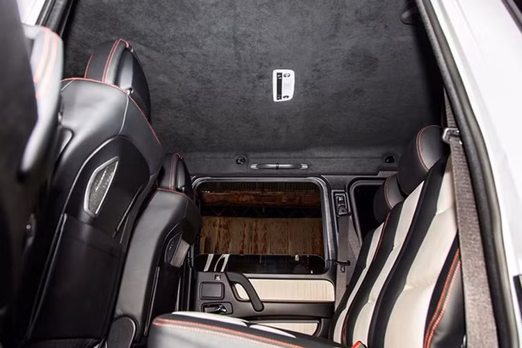 Ngoài da Nappa đen, nội thất của xe cũng chứng kiến sự hiện diện của một số chi tiết làm từ carbon, mạ chrome góp phần tăng cảm giác cao cấp, sang trọng hơn.