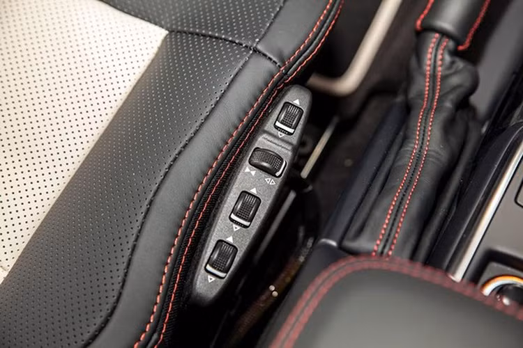 Ghế trước bọc da tích hợp chức năng sưởi, thông gió và massage; hệ thống âm thanh Harman Kardon đều được trang bị cho xe.