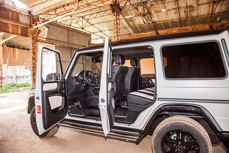 Điểm nhấn trên G-Class 35 Edition chính là nội thất với ghế ngồi, ốp cửa và bảng điều khiển bọc da Nappa, vô lăng 3 chấu thể thao tích hợp các phím chức năng.