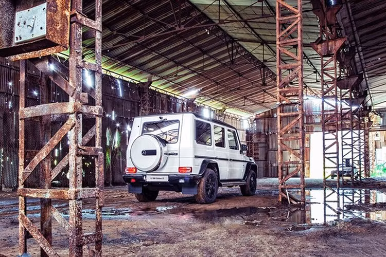 Về ngoại thất, xe khoác lên mình một lớp sơn màu trắng Mystic Designo, tương phản với đó là màu đen của vè bánh xe, cản trước, gương chiếu hậu, cản sau, mui xe và bộ la-zăng 18 inch 5 chấu kép.