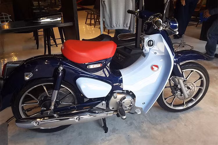 Chiều ngày 15/7 vừa qua phiên bản đặc biệt (Special Edition) của mẫu xe Honda Super Cub C125 nổi bật với thiết kế yên xe màu đỏ, dàn áo màu xanh đậm và ốp cánh 2 bên màu xanh nhạt rất độc đáo đã về Việt Nam, cụ thể là một đại lý xe máy tư nhân ở TP HCM. Đây cũng là phiên bản Cub C125 đặc biệt, duy nhất tính đến thời điểm hiện tại.