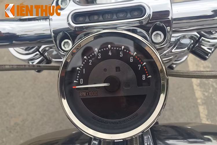 Xe sở hữu tay lái hạ thấp, góc rộng, đi kèm một dải đèn báo nằm chính giữa. Đồng hồ công tơ mét được thiết kế với phong cách cổ điển dạng kim đi kèm một màn hình lcd nhỏ nằm phía dưới.