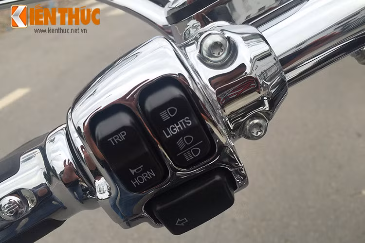 Bên tay cầm trái là các nút bấm đèn pha, cốt, còi, hành trình, xi nhan...