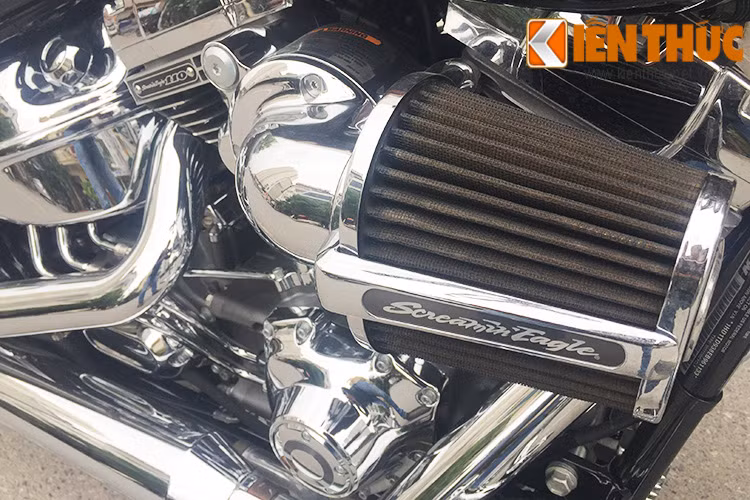 Động cơ cũng đi kèm phụ kiện chính hãng Screamin' Eagle, xuất hiện rõ nhất chính là ống thông gió lớn được trang bị.