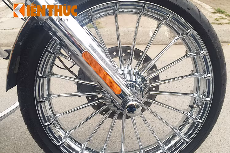 Harley-Davidson CVO Breakout 2014 với bộ vành đa chấu hình dáng tua-bin mạ chrome sáng bóng. Phanh đĩa đơn cho cả bánh trước và sau đi kèm hệ thống ABS tiêu chuẩn.