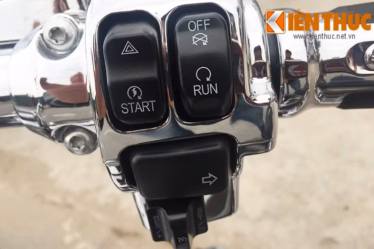 Tay lái bên phải là các nút bấm như; khởi động, đèn báo ưu tiên, đèn xi nhan, công tắc tắt nguồn...