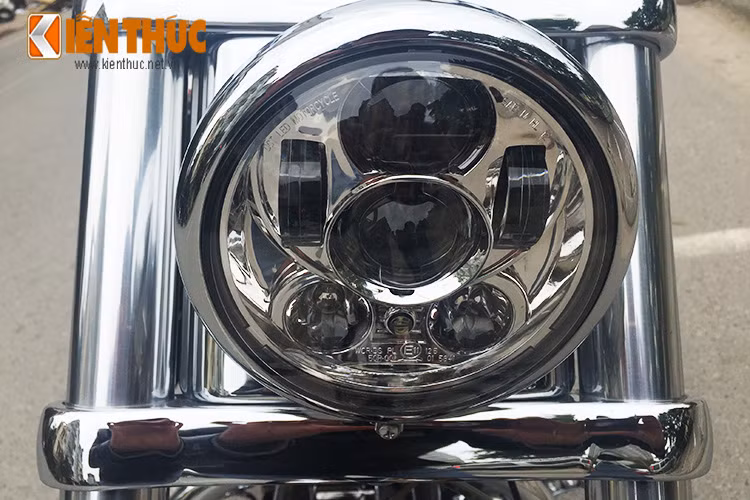 Phần đầu xe của chiếc CVO Breakout 2014 được thiết kế đơn giản, nhưng cơ bắp với cụm giảm sóc trước lớn. Đèn pha của xe được thiết kế theo dạng cổ điển với bóng dạng bi xenon.