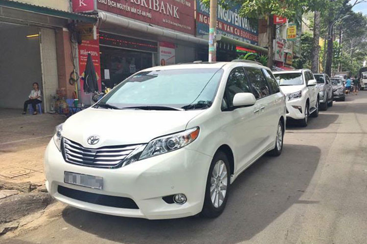 Tại thị trường Đông Nam Á, Toyota chỉ phân phối dòng Alphard, do vậy những khách hàng muốn sở hữu những chiếc xe MPV Toyota Sienna không còn cách nào khác phải thông qua các đại lý tư nhân với mức giá đắt đỏ. Chình vì vậy, việc lựa chọn các mẫu xe cũ đời thấp hơn nhưng vẫn đủ trang bị, kèm giá rẻ hiện đang được nhiều người dùng chú ý.
