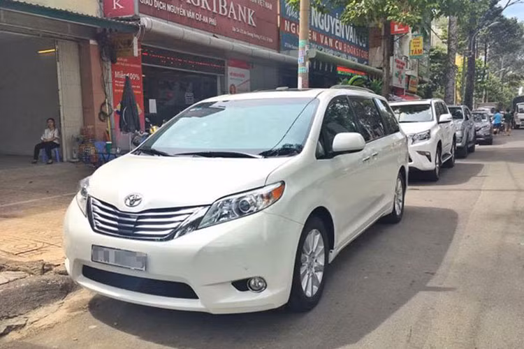 Tại thị trường Đông Nam Á, Toyota chỉ phân phối dòng Alphard, do vậy những khách hàng muốn sở hữu những chiếc xe MPV Toyota Sienna không còn cách nào khác phải thông qua các đại lý tư nhân với mức giá đắt đỏ. Chình vì vậy, việc lựa chọn các mẫu xe cũ đời thấp hơn nhưng vẫn đủ trang bị, kèm giá rẻ hiện đang được nhiều người dùng chú ý.