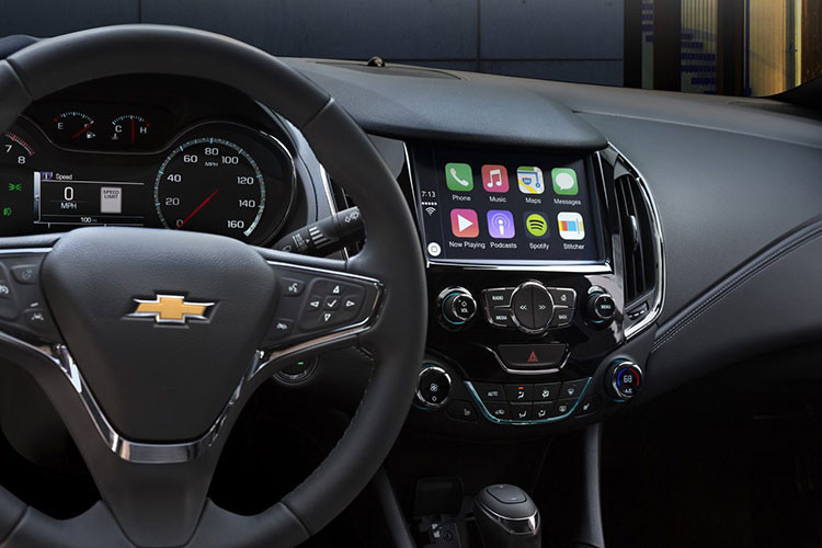 Bên trong Chevrolet Cruze 2019 có hệ thống thông tin giải trí mới với màn hình cảm ứng 7 inch, hệ thống 4G LTE và phát WiFi. Nếu muốn xe có những tính năng như khởi động máy từ xa hay điều hòa tự động tiêu chuẩn, khách hàng Mỹ nên chọn bản LT và Premier. Một điểm thay đổi nữa của nội thất là màu mới mang tên Umber.
