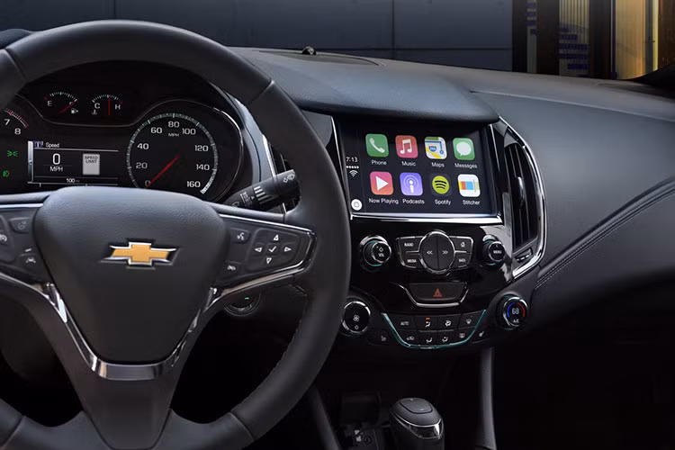 Bên trong Chevrolet Cruze 2019 có hệ thống thông tin giải trí mới với màn hình cảm ứng 7 inch, hệ thống 4G LTE và phát WiFi. Nếu muốn xe có những tính năng như khởi động máy từ xa hay điều hòa tự động tiêu chuẩn, khách hàng Mỹ nên chọn bản LT và Premier. Một điểm thay đổi nữa của nội thất là màu mới mang tên Umber.