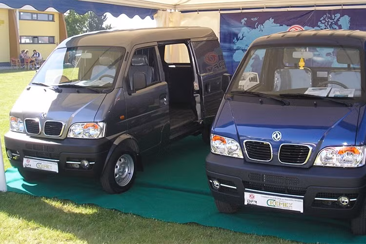 Còn quy đổi trực tiếp từ tiền KPW ra tiền Việt, một chiếc ôtô Triều Tiên dành cho người Triều Tiên chỉ tương đương 21 đến 70 triệu đồng Việt Nam. Tuy nhiên, nếu những chiếc ôtô trên được bán cho người nước ngoài thì sẽ đắt gấp tới 83 lần, giao động từ 10.000- 30.000 USD (tương đương khoảng 230 đến 695 triệu đồng).