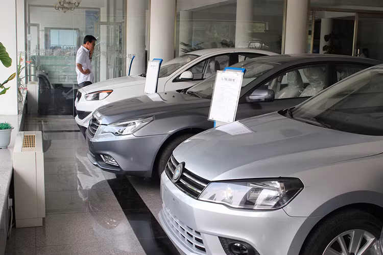 Khác với mọi quốc gia, người nước ngoài đến Triều Tiên sẽ không được phép tiêu tiền nội tệ mà phải chi tiêu bằng ngoại tệ với giá quy đổi riêng. Cho nên khách ngoại quốc sở hữu ôtô Triều Tiên cũng phải chịu mức giá không hề rẻ.