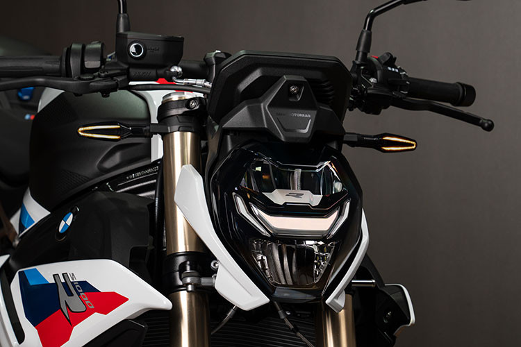 Cụm đèn pha mới nhỏ gọn hơn, mặt trước ngắn hơn thay thế cho thiết kế bất đối xứng ở thế hệ trước giúp S 1000 R hầm hố và “cơ bắp” hơn đáng kể. Hệ thống đèn được trang bị “Full LED” gồm đèn pha LED góc cạnh kết hợp đèn LED chiếu sáng ban ngày (Daytime Riding Light). Đèn xi nhan và đèn hậu tích hợp “2 trong 1” được trang bị công nghệ LED.