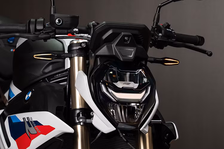 Cụm đèn pha mới nhỏ gọn hơn, mặt trước ngắn hơn thay thế cho thiết kế bất đối xứng ở thế hệ trước giúp S 1000 R hầm hố và “cơ bắp” hơn đáng kể. Hệ thống đèn được trang bị “Full LED” gồm đèn pha LED góc cạnh kết hợp đèn LED chiếu sáng ban ngày (Daytime Riding Light). Đèn xi nhan và đèn hậu tích hợp “2 trong 1” được trang bị công nghệ LED.