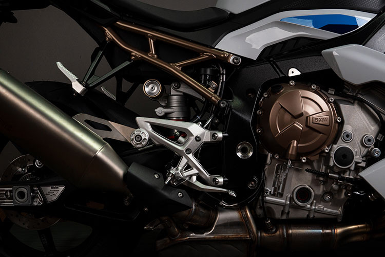 Trên nền tảng động cơ của siêu môtô S 1000 RR, khối động cơ 4 xy lanh thẳng hàng dung tích 999 cc của S 1000 R 2021i được tinh chỉnh để mang tới công suất cực đại 165hp tại 11.000 RPM, mô men xoắn 114 Nm tại 9.250 RPM giúp xe có thể tăng tốc từ 0-100 km/h chỉ trong 3,2 giây. Hệ truyền động mới nhẹ hơn 5kg so với trước, động cơ được tối ưu hóa công suất tua giữa cũng như tỉ số truyền tại số 4 - 5 - 6.