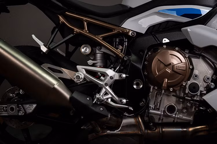 Trên nền tảng động cơ của siêu môtô S 1000 RR, khối động cơ 4 xy lanh thẳng hàng dung tích 999 cc của S 1000 R 2021i được tinh chỉnh để mang tới công suất cực đại 165hp tại 11.000 RPM, mô men xoắn 114 Nm tại 9.250 RPM giúp xe có thể tăng tốc từ 0-100 km/h chỉ trong 3,2 giây. Hệ truyền động mới nhẹ hơn 5kg so với trước, động cơ được tối ưu hóa công suất tua giữa cũng như tỉ số truyền tại số 4 - 5 - 6.