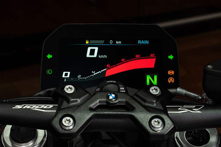 Màn hình màu TFT 6.5" cũng được trang bị trên S 1000 R 2021 được đặt ở vị trí dễ nhìn cùng kích thước lớn hiển thị rõ nét ngay cả ở điều kiện ánh sáng yếu. Giống như nhiều mẫu xe hiện nay của BMW Motorrad, S 1000 R hoàn toàn mới có kết nối bluetooth với điện thọai thông minh bằng công nghệ Connectivity, dẫn đường ngay trên màn hình...