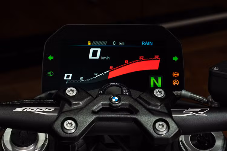 Màn hình màu TFT 6.5" cũng được trang bị trên S 1000 R 2021 được đặt ở vị trí dễ nhìn cùng kích thước lớn hiển thị rõ nét ngay cả ở điều kiện ánh sáng yếu. Giống như nhiều mẫu xe hiện nay của BMW Motorrad, S 1000 R hoàn toàn mới có kết nối bluetooth với điện thọai thông minh bằng công nghệ Connectivity, dẫn đường ngay trên màn hình...