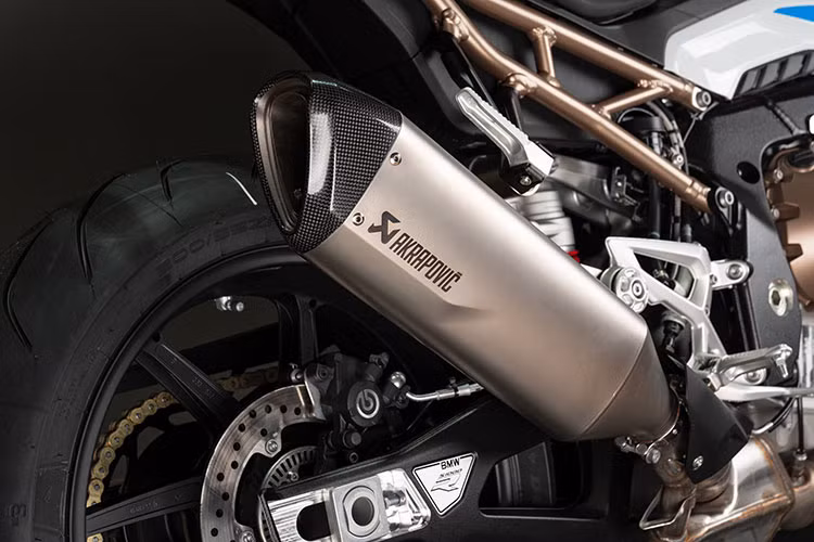 Bên cạnh đó, S 1000 R phiên bản M Package còn được trang bị gói M Sport cao cấp gồm ống xả Akrapovic danh tiếng mang đến âm thanh đầy uy lực, mâm hợp kim nhôm M, yên M, ắc quy siêu nhẹ M và chìa khoá thông minh Keyless Ride mang đến trải nghiệm hiệu suất vượt trội cho BMW S 1000 R hoàn toàn mới.