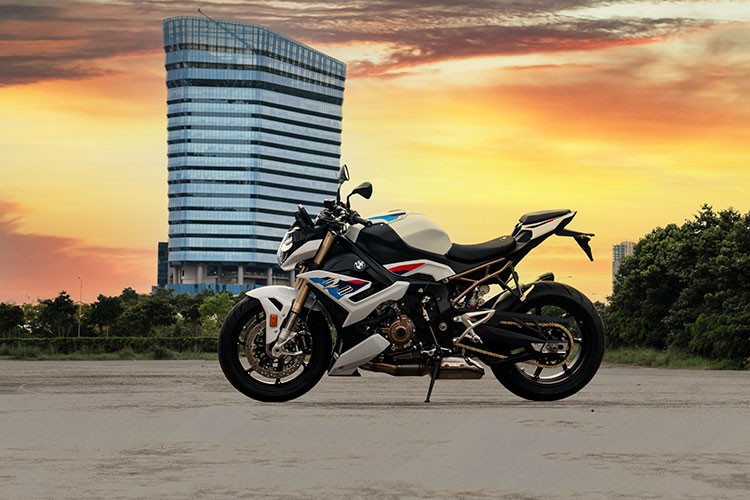 Xe được trang bị tiêu chuẩn hệ thống chống trượt DTC, khởi hành ngang dốc Hill Start Control, hệ thống chống bó cứng phanh trong cua ABS Pro cùng 4 chế độ lái Rain, Road, Dynamic và Dynamic Pro phù hợp với nhiều điều kiện mặt đường, cùng hàng loạt hỗ trợ an toàn như Phanh động cơ (Engine Brake), kiểm soát bốc đầu (Power Wheelie) và hỗ trợ phanh khẩn cấp DBC (Dynamic Brake Control). Lần đầu tiên hệ thống kiểm soát phanh động cơ (MSR) được trang bị trên S 1000 R 2021.