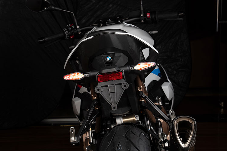 Thừa hưởng khung sườn Flex Frame cao cấp nhất từ BMW Motorrad nên S1000 R hoàn toàn mới nhẹ hơn 1,3 kg so với bản tiền nhiệm, sử dụng khối động cơ như 1 phần chịu lực giúp xe cứng cáp, linh động hơn, giúp cải thiện cảm giác lái và mang đến sự tự tin để “làm chủ” chiếc xe.