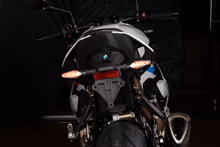 Thừa hưởng khung sườn Flex Frame cao cấp nhất từ BMW Motorrad nên S1000 R hoàn toàn mới nhẹ hơn 1,3 kg so với bản tiền nhiệm, sử dụng khối động cơ như 1 phần chịu lực giúp xe cứng cáp, linh động hơn, giúp cải thiện cảm giác lái và mang đến sự tự tin để “làm chủ” chiếc xe.