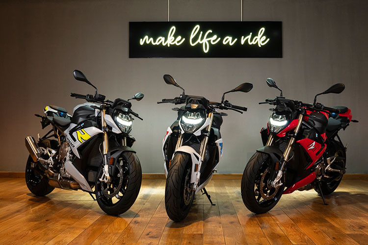  BMW S 1000 R hoàn toàn mới thuộc phân khúc Roadster với đặc tính thu gọn, linh hoạt và mang hiệu suất mạnh mẽ của xe thể thao. Ở thế hệ thứ hai này, BMW Motorrad đã nâng cấp S 1000 R lên một tầm cao mới ở mọi khía cạnh từ khung sườn mới, công nghệ tiên tiến cho tới diện mạo hiện đại như một mẫu xe đến từ tương lai, thiết kế của BMW S 1000 R được xem là chuẩn mực trong phân khúc xe Roadster.