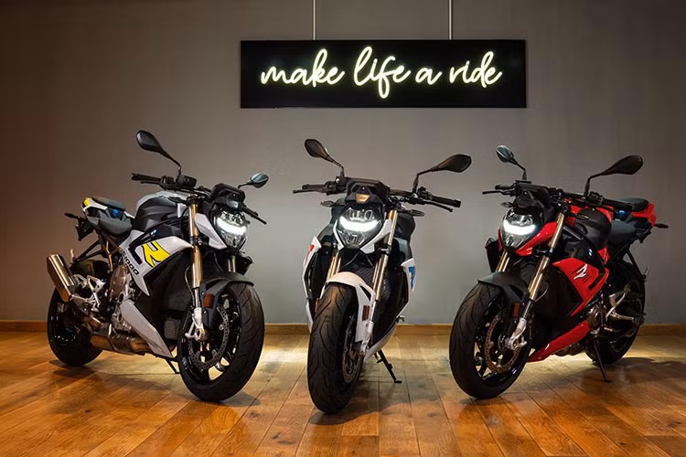  BMW S 1000 R hoàn toàn mới thuộc phân khúc Roadster với đặc tính thu gọn, linh hoạt và mang hiệu suất mạnh mẽ của xe thể thao. Ở thế hệ thứ hai này, BMW Motorrad đã nâng cấp S 1000 R lên một tầm cao mới ở mọi khía cạnh từ khung sườn mới, công nghệ tiên tiến cho tới diện mạo hiện đại như một mẫu xe đến từ tương lai, thiết kế của BMW S 1000 R được xem là chuẩn mực trong phân khúc xe Roadster.