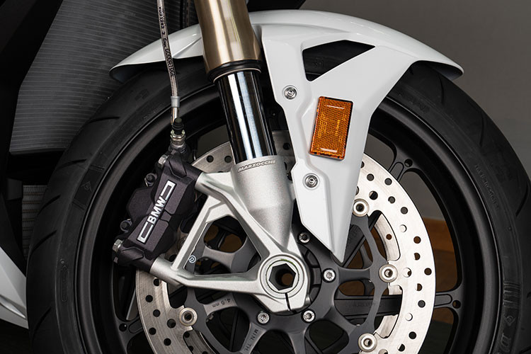 Một điểm nhấn đặc biệt chính là toàn bộ S 1000 R hoàn toàn mới được trang bị sên siêu bền M Endurance không mài mòn, không giãn sên và không cần phải sử dụng dung dịch xịt sên, nhờ vào vật liệu Ta-C (Kim cương công nghiệp) DLC (Diamond Like Coating) cao cấp.