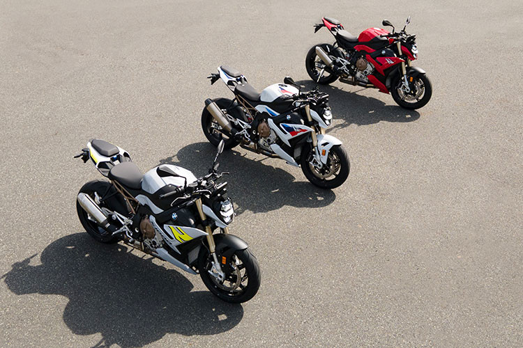 Giá xe BMW S 1000 R 2021 mới tại Việt Nam đã bao gồm thuế VAT từ 669 triệu đồng cho phiên bản Race, 759 triệu đồng cho phiên bản M Package. Các mẫu xe đều được áp dụng chế độ bảo hành 3 năm không giới hạn số km. Mẫu xe này được nhập khẩu từ Đức và phân phối chính hãng tại thị trường Việt Nam.