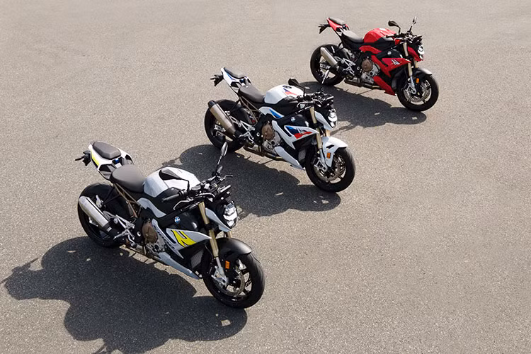 Giá xe BMW S 1000 R 2021 mới tại Việt Nam đã bao gồm thuế VAT từ 669 triệu đồng cho phiên bản Race, 759 triệu đồng cho phiên bản M Package. Các mẫu xe đều được áp dụng chế độ bảo hành 3 năm không giới hạn số km. Mẫu xe này được nhập khẩu từ Đức và phân phối chính hãng tại thị trường Việt Nam.