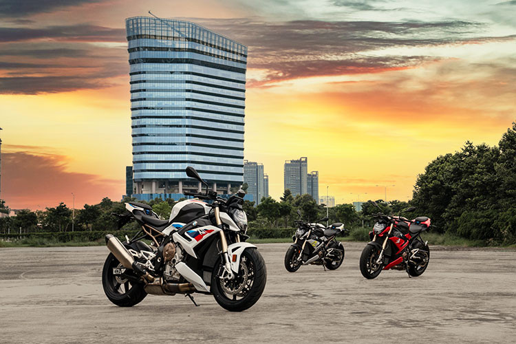 Với trọng lượng ướt chỉ 199 kg nhẹ hơn phiên bản tiền nhiệm 6,5 kg và thậm chí phiên bản M Package có trọng lượng dừng ở mức 194 kg, S 1000 R hoàn toàn mới được xem là chiếc Roadster nhẹ nhất phân khúc hiện nay. Trọng lượng nhẹ không chỉ giúp S 1000 R hoàn toàn mới linh hoạt mà còn tối ưu công suất và gia tăng khả năng kiểm soát xe cho người điều khiển.