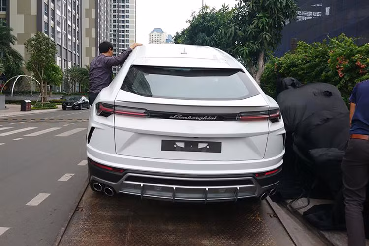 Lực hãm của khối động cơ V8 trên Lamborghini Urus đến từ cặp phanh bằng carbon-ceramic có kích thước 440 mm ở phía trước và 370 mm ở phía sau. Urus chính là chiếc xe có hệ thống phanh đĩa lớn nhất thế giới tính đến thời điểm hiện nay. Ngoài ra, đây cũng là chiếc xe Lamborghini hiếm hoi có khoang hành lý "hào phóng" khi có sức chứa 616 lít, khi gập 2 hàng ghế sau lại, sức chứa này có thể lên đến 1.596 lít.