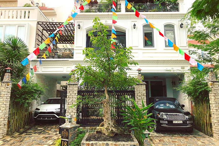 Hiện trong bộ sưu tập siêu xe của Minh Nhựa đã có 2 chiếc SUV là Lamborghini Urus và Range Rover, ngoài ra, doanh nhân 8X này còn sở hữu "thần gió" Pagani Huayra, xe siêu sang Rolls-Royce Ghost, Mercedes-Benz V250 độ Black Crystal của Larte Design... cùng nhiều mẫu xe khác.