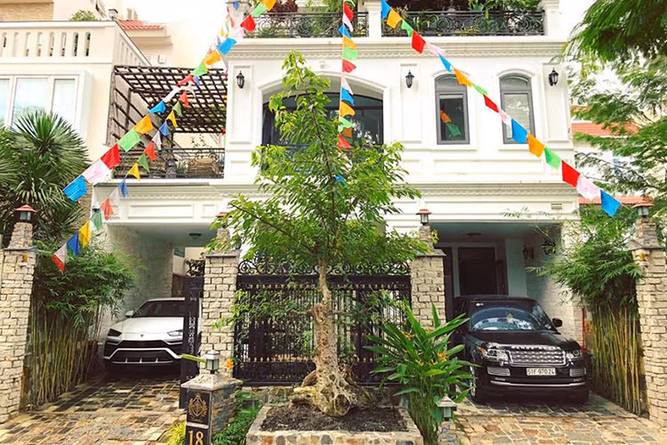 Hiện trong bộ sưu tập siêu xe của Minh Nhựa đã có 2 chiếc SUV là Lamborghini Urus và Range Rover, ngoài ra, doanh nhân 8X này còn sở hữu "thần gió" Pagani Huayra, xe siêu sang Rolls-Royce Ghost, Mercedes-Benz V250 độ Black Crystal của Larte Design... cùng nhiều mẫu xe khác.