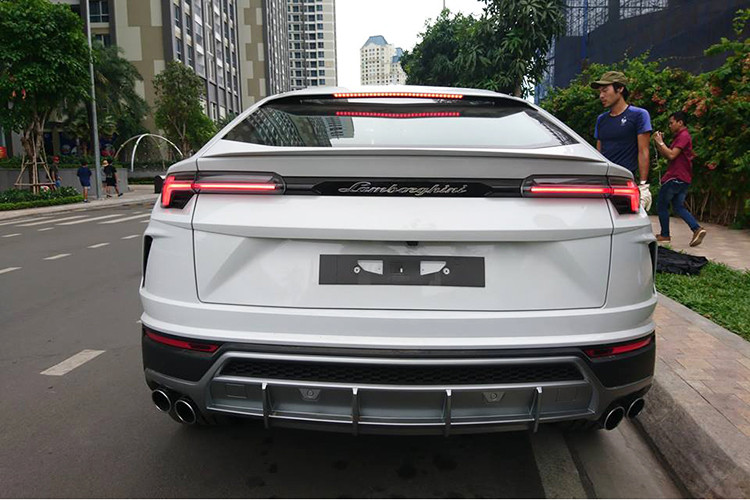 Ngoài thiết kế hoàn toàn mới, siêu SUV Urus cũng là chiếc Lamborghini được trang bị nhiều công nghệ giải trí hiện đại nhất như kết nối Apple CarPlay và Android Auto, loa Bang &amp; Olufsen với công suất 1.700 W. Màn hình hiển thị head-up, giao diện dành cho điện thoại thông minh Lamborghini hay 2 màn hình thông minh giải trí cho hàng ghế sau.