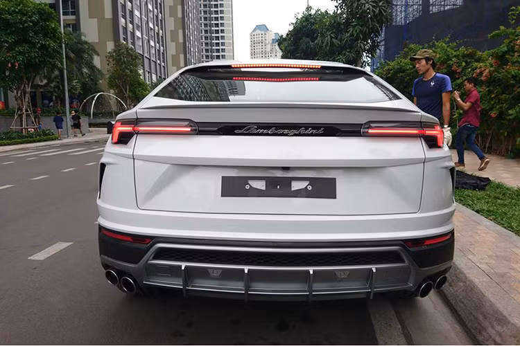 Ngoài thiết kế hoàn toàn mới, siêu SUV Urus cũng là chiếc Lamborghini được trang bị nhiều công nghệ giải trí hiện đại nhất như kết nối Apple CarPlay và Android Auto, loa Bang &amp; Olufsen với công suất 1.700 W. Màn hình hiển thị head-up, giao diện dành cho điện thoại thông minh Lamborghini hay 2 màn hình thông minh giải trí cho hàng ghế sau.